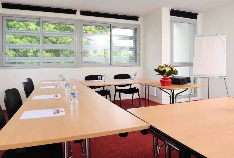 هتل Séjours & Affaires Rennes Villa Camilla