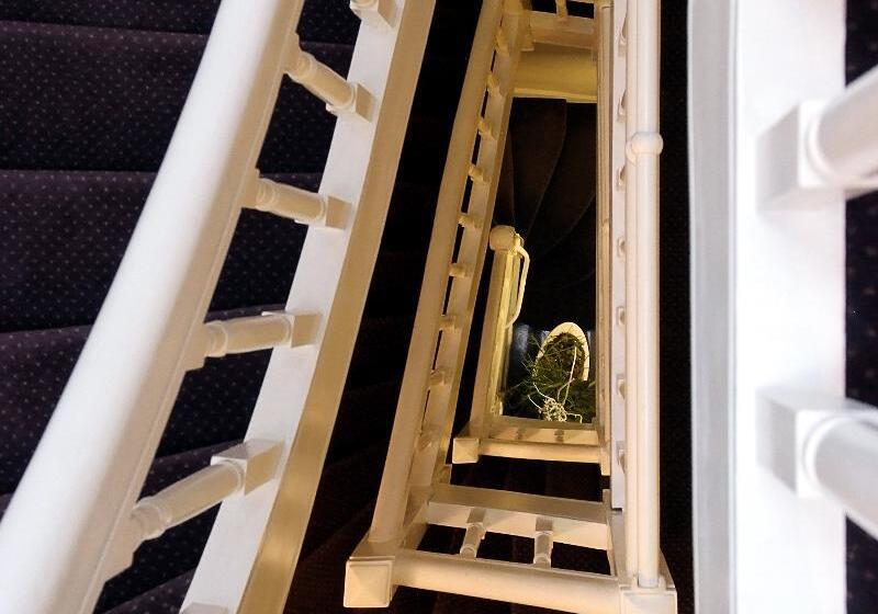 Un Hotel Sur Le Port