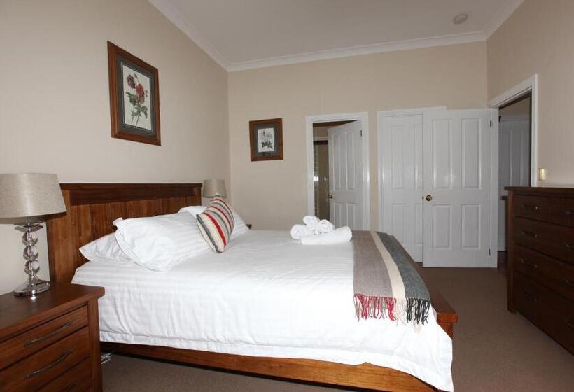 House On The Hill Bed And Breakfast