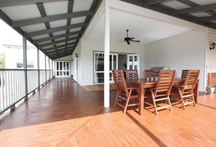 House On The Hill Bed And Breakfast