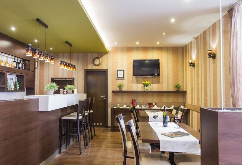 Central Hotel 21 And Apartments