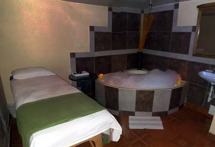 Charlies Place Hotel & Spa