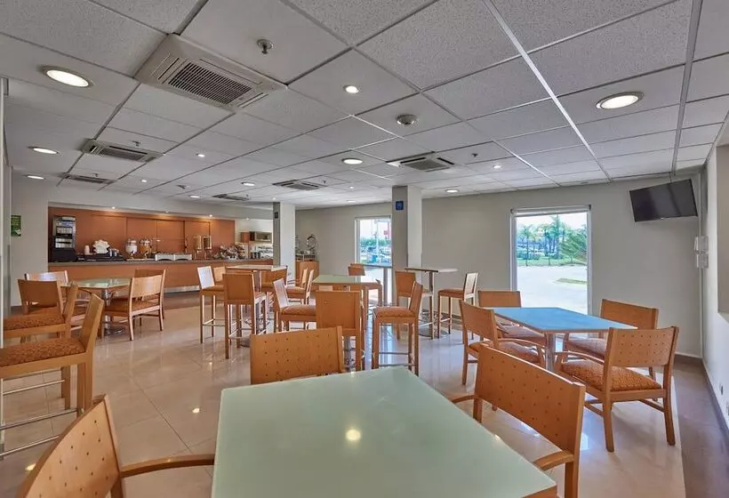 ホテル City Express By Marriott Mazatlan