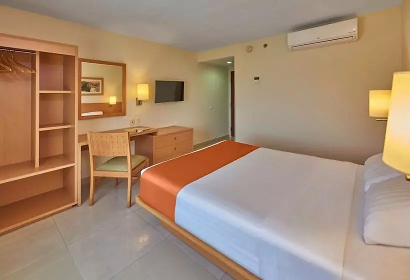 ホテル City Express By Marriott Mazatlan