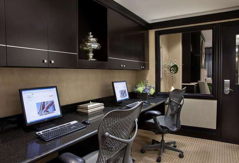 فندق Revery Toronto Downtown, Curio Collection By Hilton