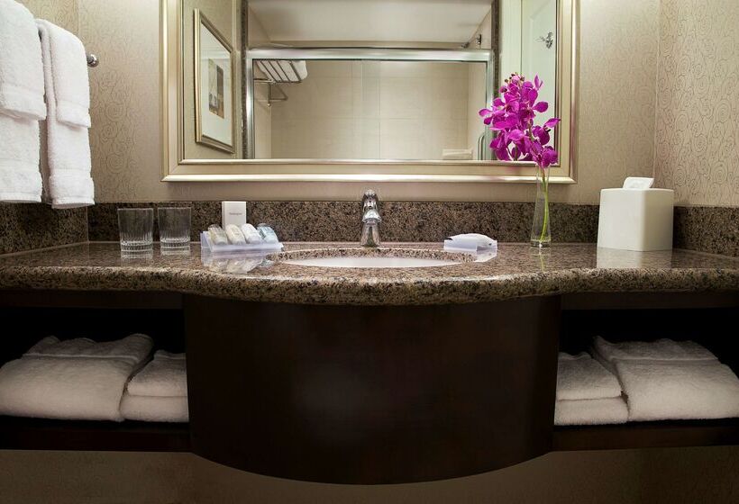 فندق Revery Toronto Downtown, Curio Collection By Hilton