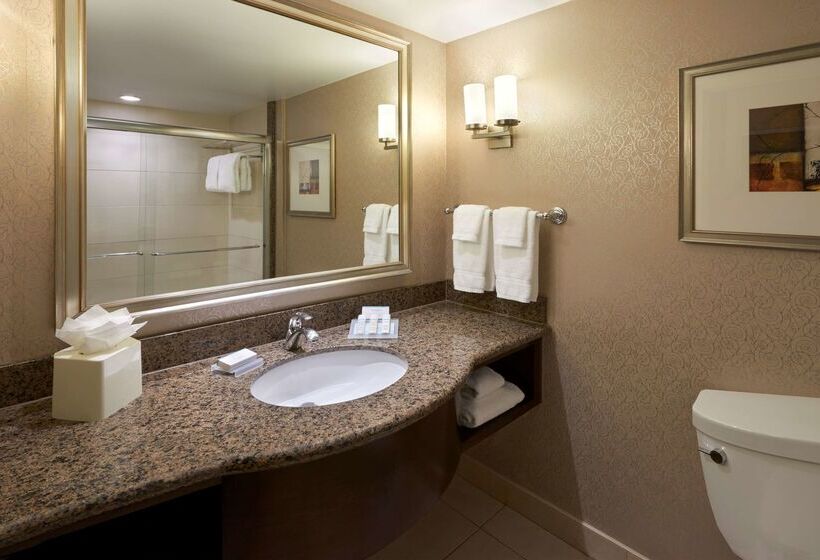 فندق Revery Toronto Downtown, Curio Collection By Hilton