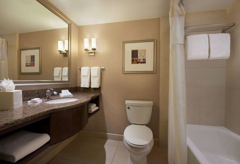فندق Revery Toronto Downtown, Curio Collection By Hilton