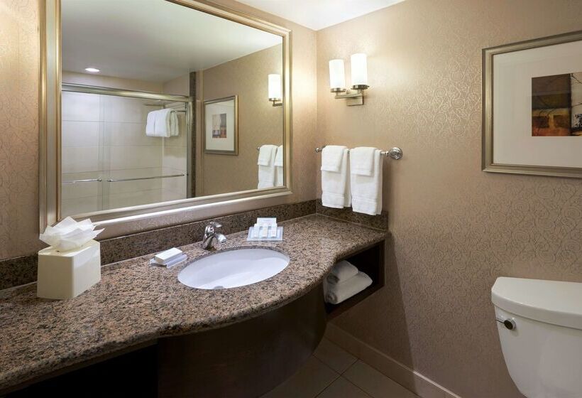 فندق Revery Toronto Downtown, Curio Collection By Hilton