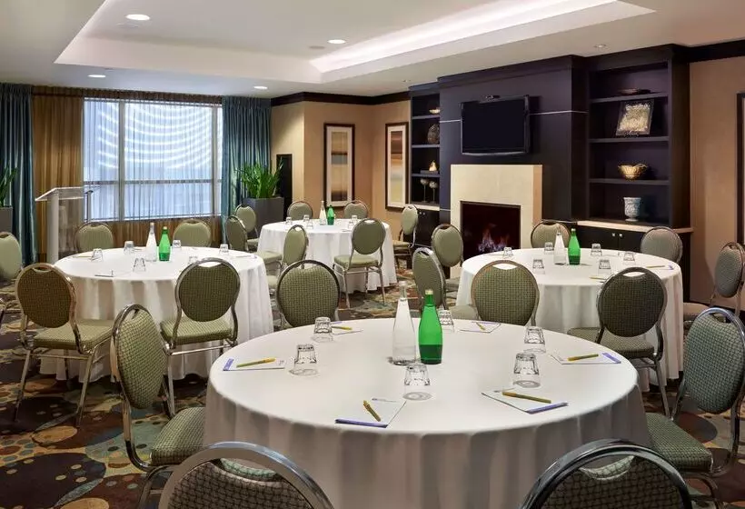 בית מלון כפרי Revery Toronto Downtown, Curio Collection By Hilton