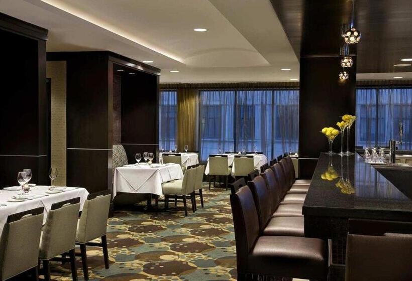 فندق Revery Toronto Downtown, Curio Collection By Hilton