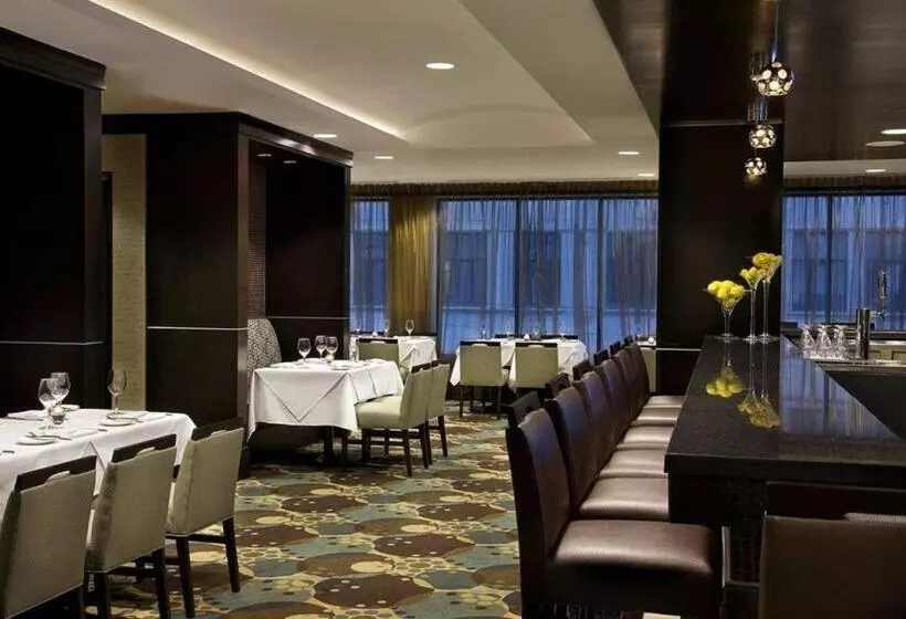 בית מלון כפרי Revery Toronto Downtown, Curio Collection By Hilton