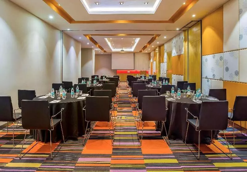 ホテル Ibis Gurgaon Golf Course Road, An Accor Brand