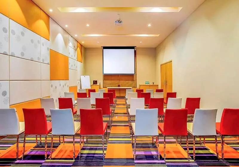 ホテル Ibis Gurgaon Golf Course Road, An Accor Brand