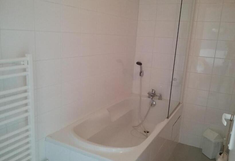 Hostel Auberge Du Col De Neronne