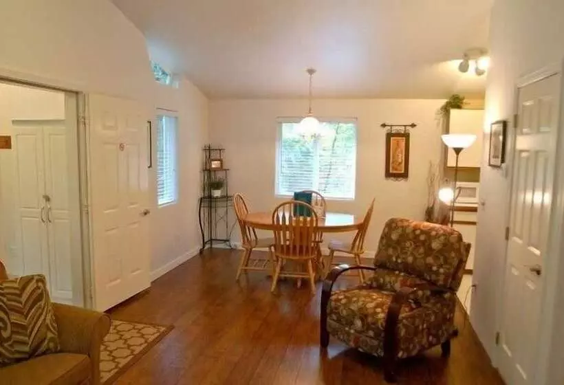 Mt Baker Lodging Cabin 16   Sleeps 2