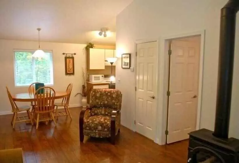 Mt Baker Lodging Cabin 16   Sleeps 2