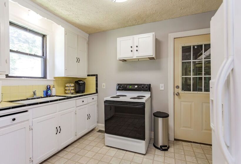 Charming Nashville Cottage   12 Min Downtown