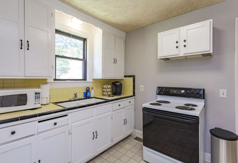 Charming Nashville Cottage   12 Min Downtown