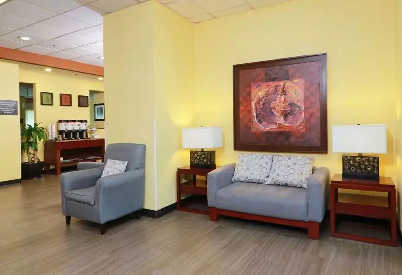 هتل Hampton Inn By Hilton Guadalajara Aeropuerto