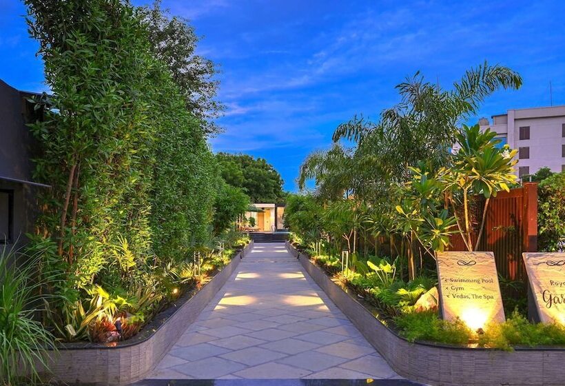 فندق Royale Sarovar Portico Agra