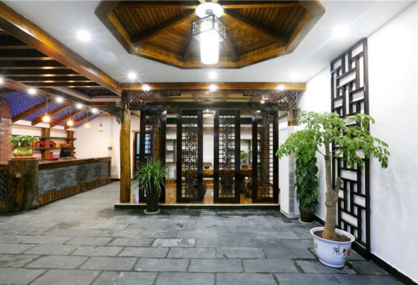 הוסטל Tree House