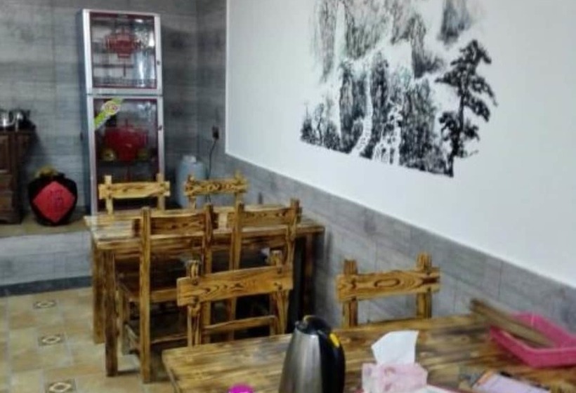 הוסטל Tree House