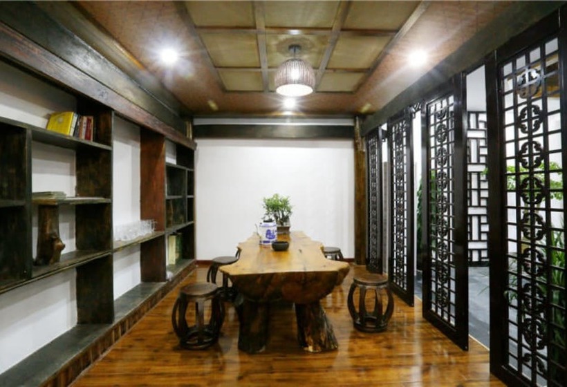 הוסטל Tree House