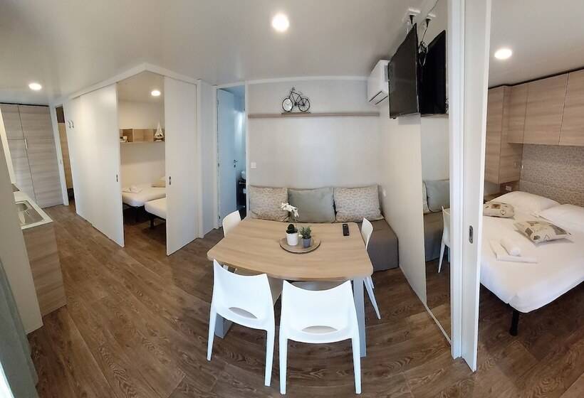 בית מלון כפרי Amadria Park Deluxe Mobile Homes