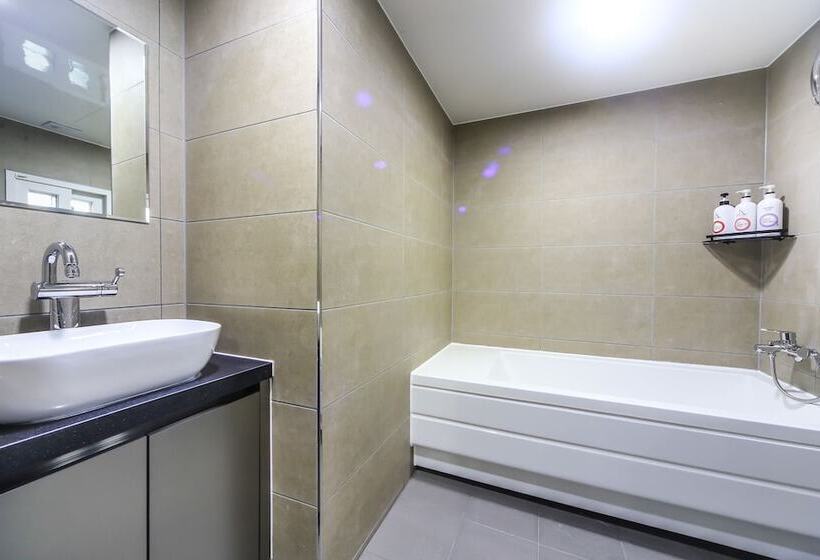 Hotel Geojedo Gohyeon Poem