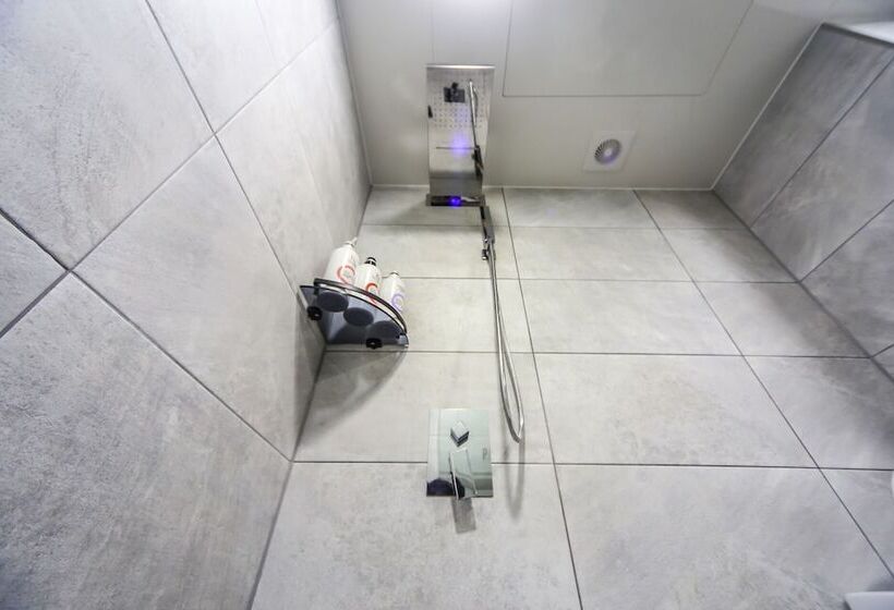 Hotel Geojedo Gohyeon Poem