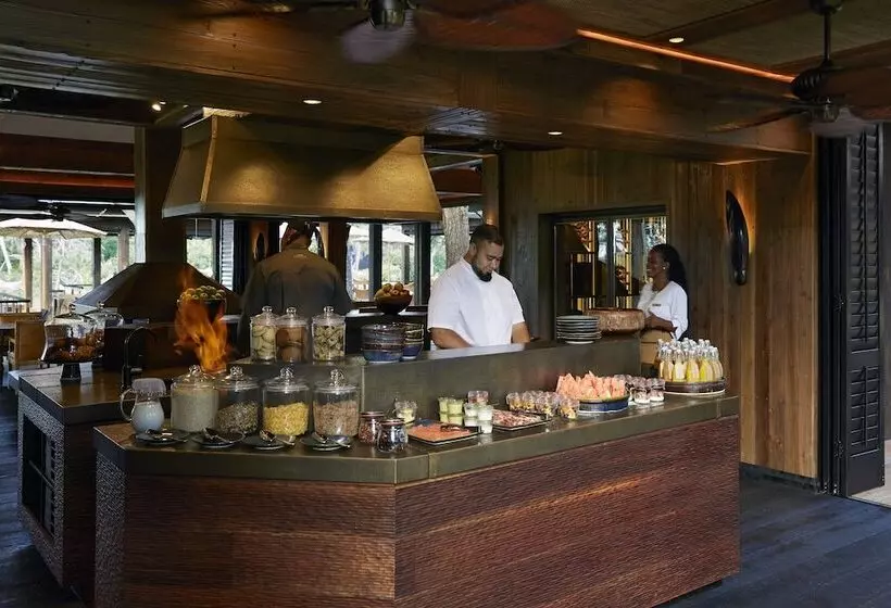 هتل Xigera Safari Lodge