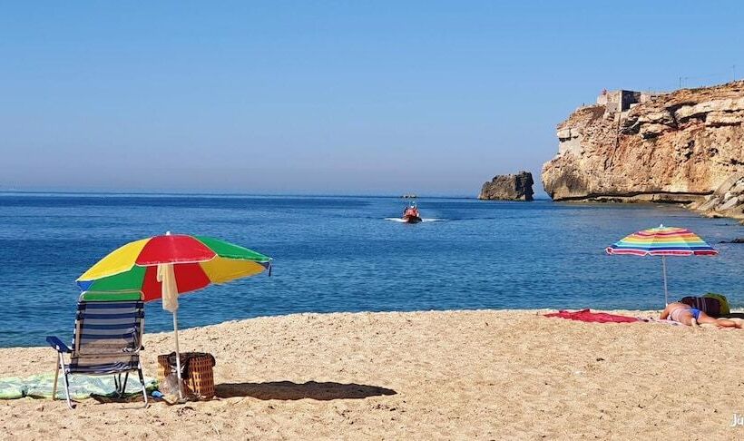 پانسیون By The Beach