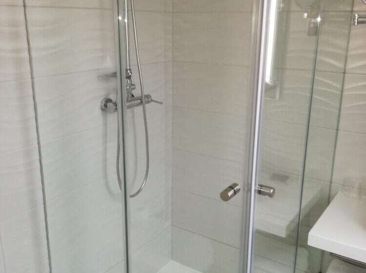 پانسیون By The Beach