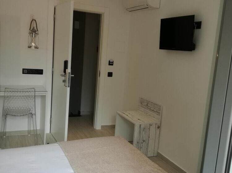 پانسیون By The Beach