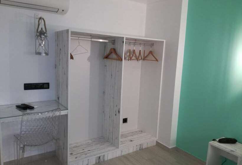 پانسیون By The Beach