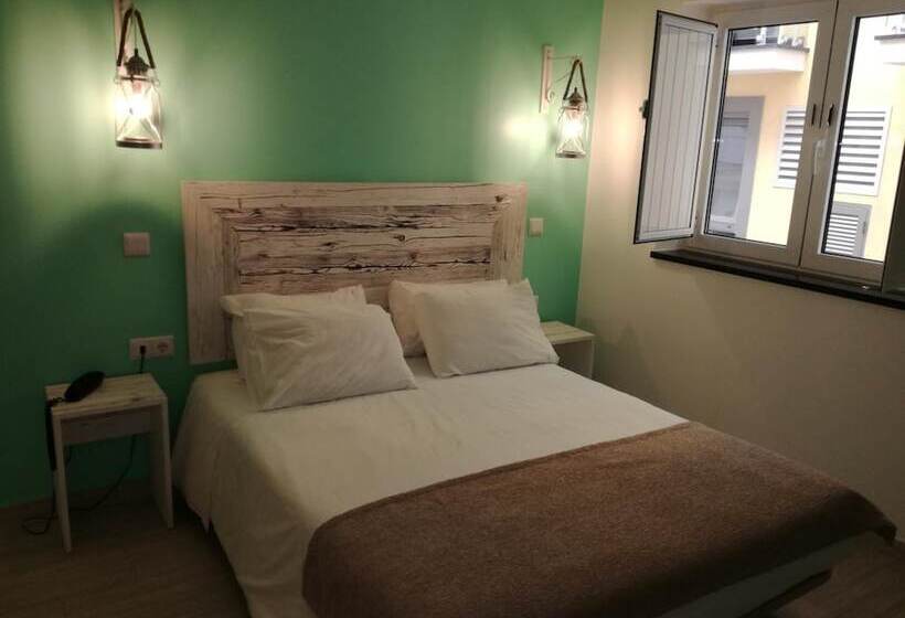 پانسیون By The Beach