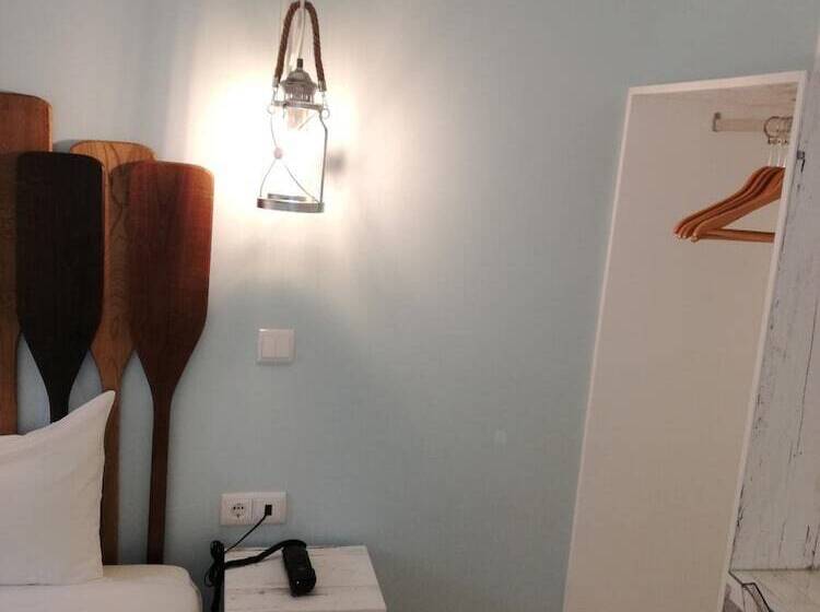 پانسیون By The Beach