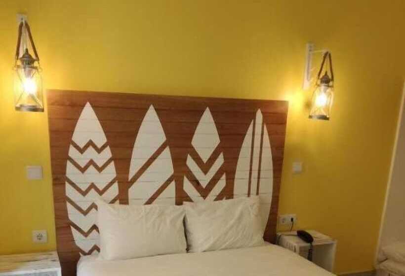 پانسیون By The Beach