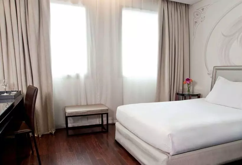 Отель NH Buenos Aires Tango