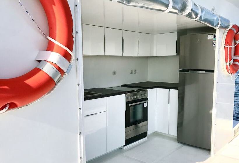 Отель Nyaman Catamaran