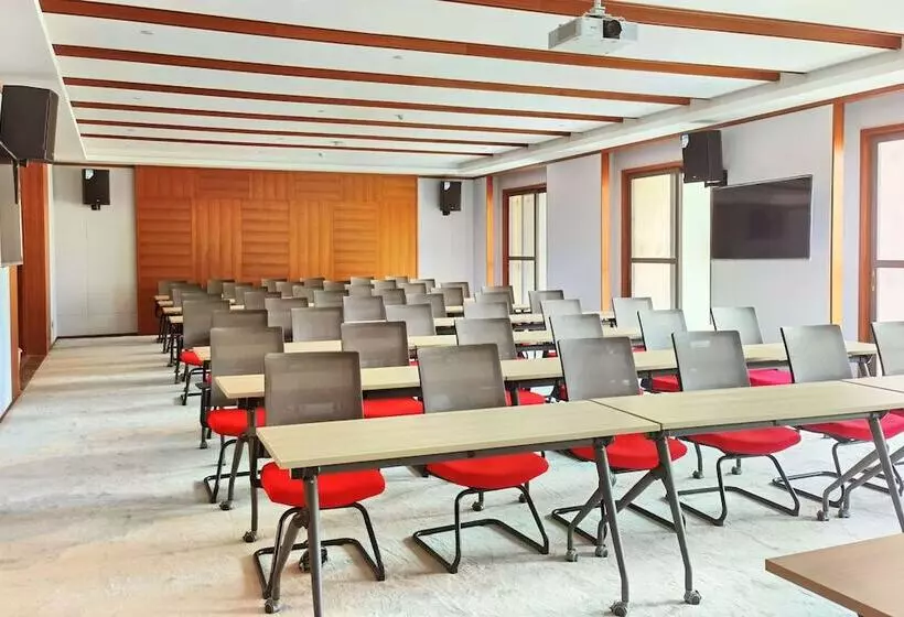 Howard Johnson The Bund Hotel Gasa