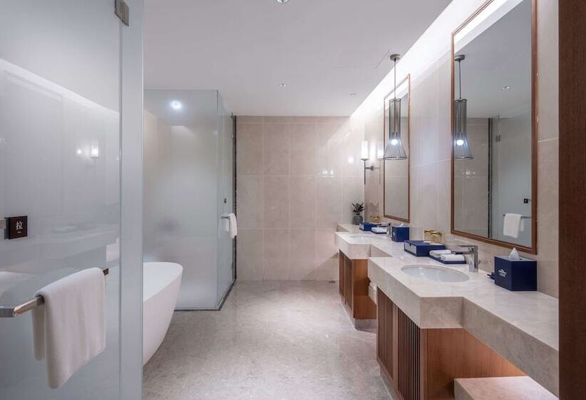 Howard Johnson The Bund Hotel Gasa