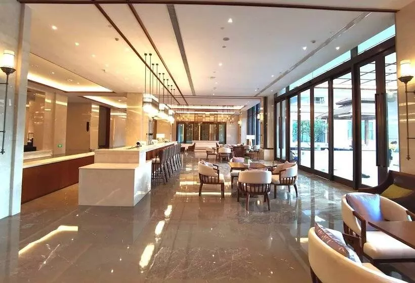 Howard Johnson The Bund Hotel Gasa