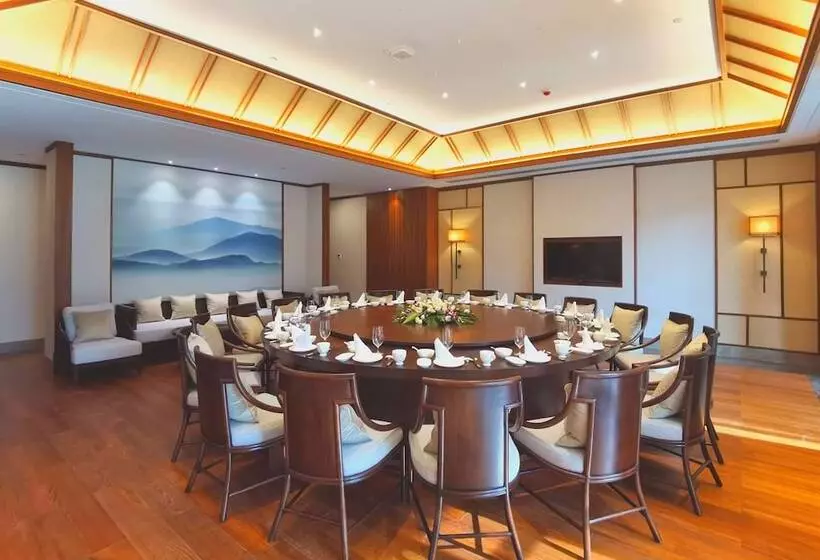 Howard Johnson The Bund Hotel Gasa