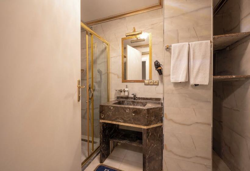 Отель Emirganli Suites