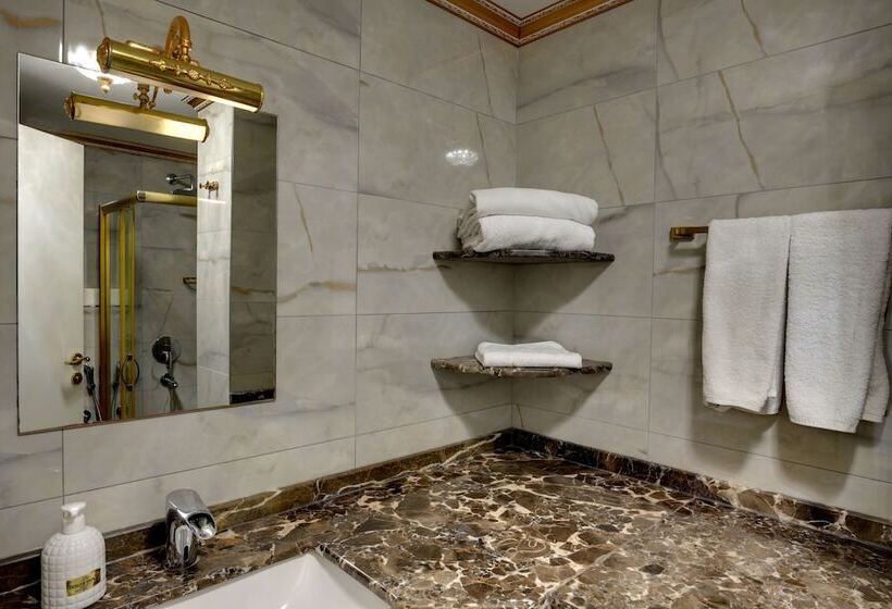 Отель Emirganli Suites