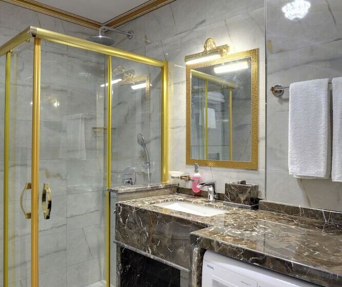 Отель Emirganli Suites