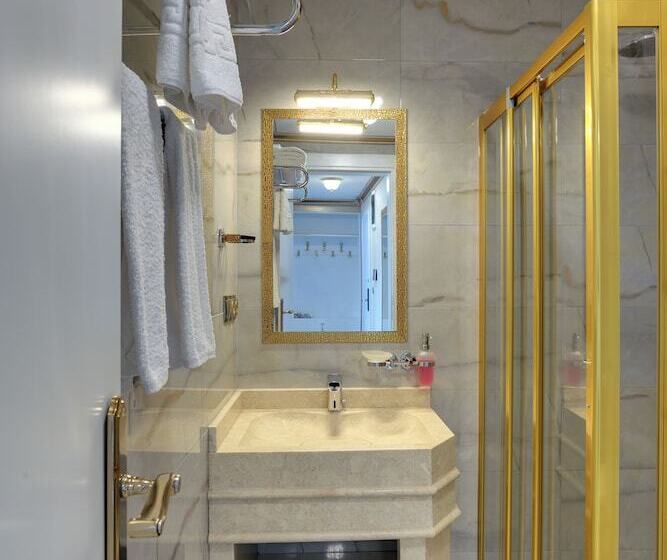 Отель Emirganli Suites