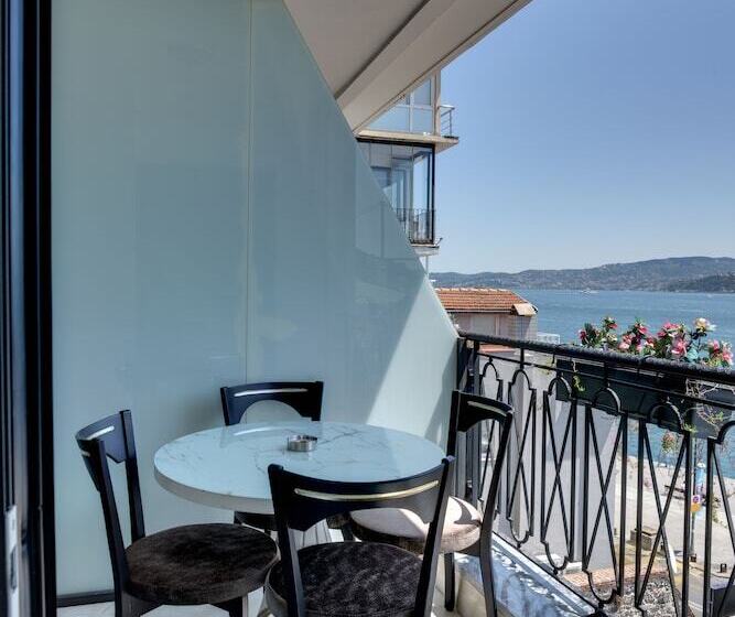 Отель Emirganli Suites